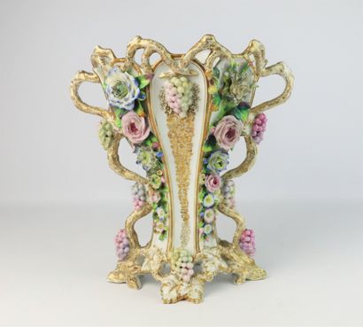 null PARIS, Jacob Petit.

Vase en porcelaine partiellement ajourée à décor en relief...