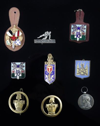 null Ensemble de huit insignes militaires français.

On y joint une médaille en bronze...