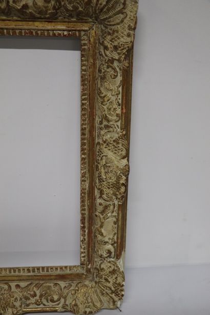 null Cadre en bois et stuc doré patiné.

Style Louis XIV.

H_63 cm L_55 cm.

H_47,8...