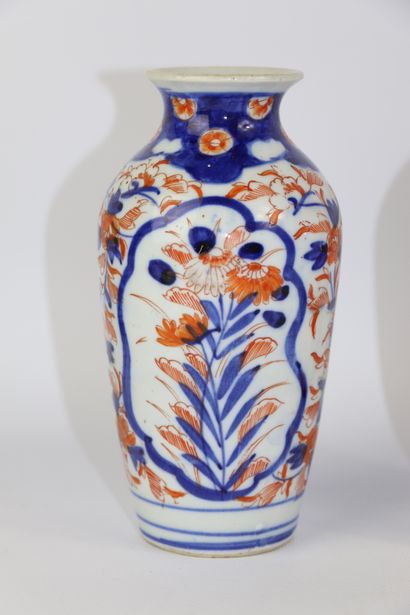 null JAPON.

Paire de vases en porcelaine à décor Imari.

XIXème siècle.

H_18 cm,...