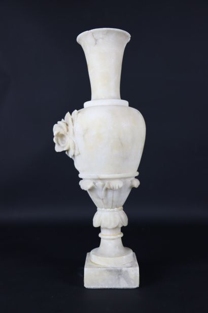 null Vase en albâtre sculpté à décor floral.

Vers 1870-1880.

H_39 cm, accident...