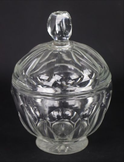 null Drageoir de forme sphérique en cristal à pans coupés.

XIXème siècle.

H_m D_12,5...
