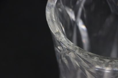 null SAINT LOUIS.

Vase en cristal taillé.

H_20.5 cm D_13.8 cm.

Un éclat au co...
