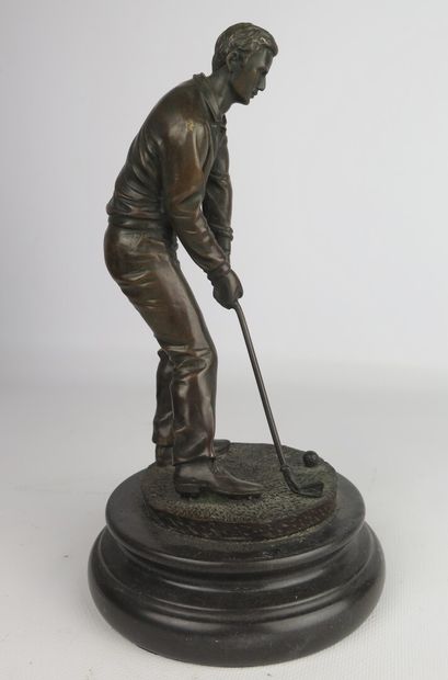 null Sculpture en bronze figurant un golfeur.

Bronze à patine brune.

H_21.5 cm...