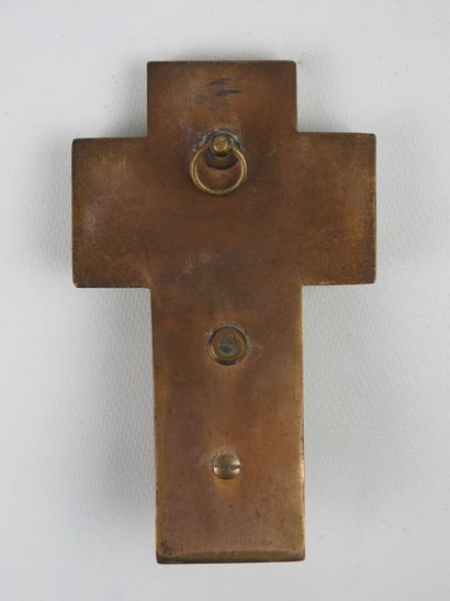 null Crucifix formant bénitier en émaux cloisonnés, sur fond de croix en onyx.

Vers...