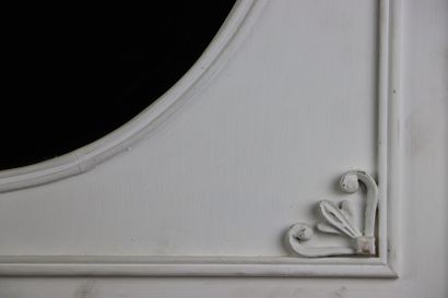 null Travail moderne.

Miroir en bois et stuc laqué blanc.

H_80 cm L_60 cm.