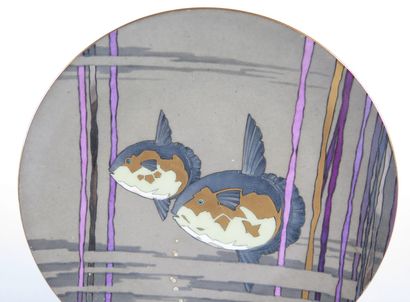 null Atelier G. NEILZ.

Assiette en porcelaine à décor de deux poissons dans les...