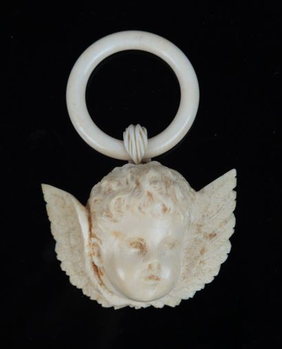 null Ange de berceau et anneau de suspension en ivoire.

Fin du XIXème siècle.

H_8,7...