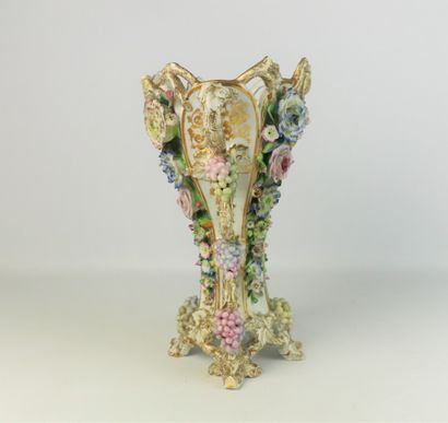 null PARIS, Jacob Petit.

Vase en porcelaine partiellement ajourée à décor en relief...