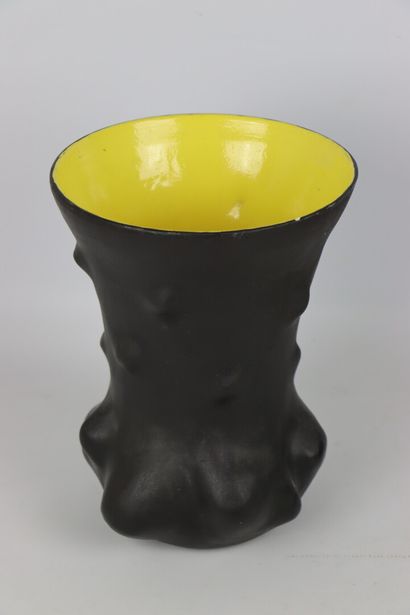 null Travail français des années 1950.

Vase en céramique à engobe noire, l'intérieur...
