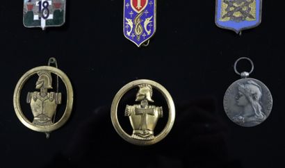 null Ensemble de huit insignes militaires français.

On y joint une médaille en bronze...