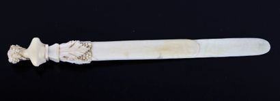 null Coupe-papier en ivoire finement sculpté d'un buste de Bacchus.

Travail dieppois...