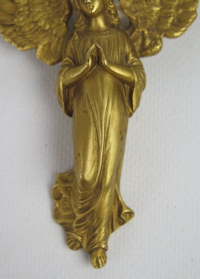 null Ange de berceau en bronze doré, l'anneau en ivoire.

Fin du XIXème siècle.

H_12...