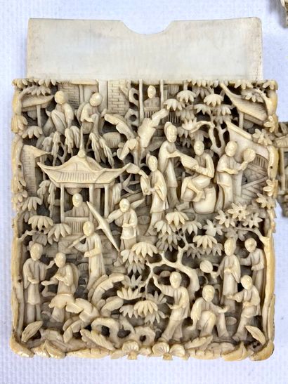 null CHINE, Canton.

Etui à cartes en ivoire sculpté à décor d'une riche assemblée...