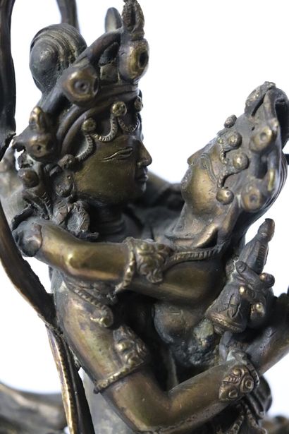 null INDE.

Groupe en bronze figurant un couple entrelacé.

H_16,8 cm