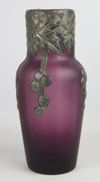 null Vase en verre mauve et étain à décor de feuilles de vigne vierge.

Epoque Art...