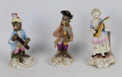 null ALLEMAGNE.

Trois statuettes en porcelaine polychrome figurant des singes musiciens...