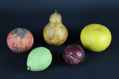 null Ensemble de cinq fruits en marbre peint.

D(max)_8.5 cm L(max)_10.5 cm.

On...