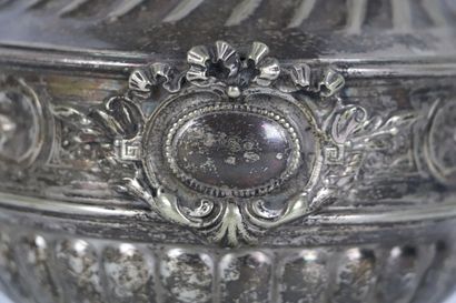 null Cafetière en métal argenté à côtes et médaillons rubanés.

Style Louis XVI.

H_28...