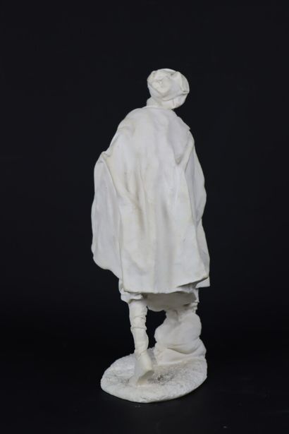 null Oriental tenant un drap plié.

Sculpture en composition.

H_29 cm