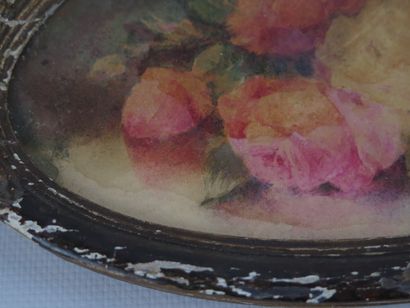 null Madeleine RENAUD (1900-1994).

Roses anciennes sur un entablement.

Aquarelle,...