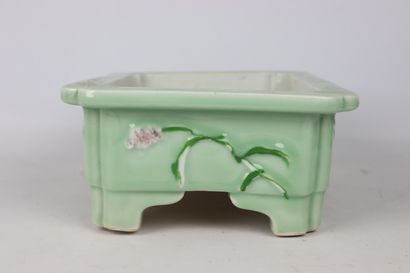 null JAPON.

Jardinière en porcelaine à décor floral sur fond céladon.

Vers 1900.

H_12...