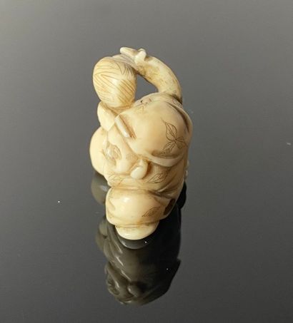 null JAPON.

Netsuke en ivoire sculpté figurant Hotei avec un serpent.

Première...
