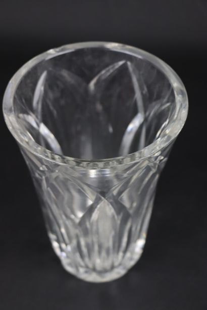 null SAINT LOUIS.

Vase en cristal taillé.

H_20.5 cm D_13.8 cm.

Un éclat au co...