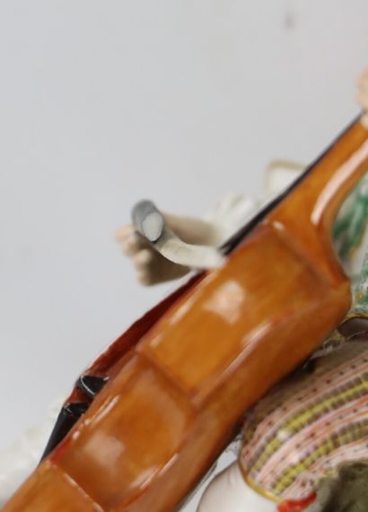 null MEISSEN.

Le violoncelliste.

Statuette en porcelaine polychrome.

H_12 cm,...