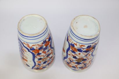null JAPON.

Paire de vases en porcelaine à décor Imari.

XIXème siècle.

H_18 cm,...