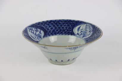 null CHINE.

Coupe en porcelaine à décor en camaïeu bleu.

Vers 1800.

H_7,2 cm L_18,5...