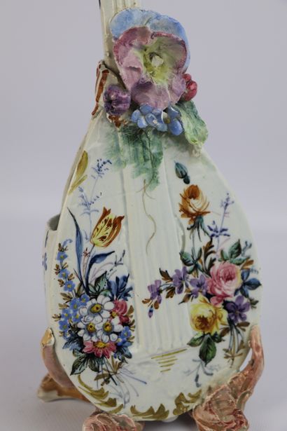 null ITALIE.

Bouquetière en faïence formant mandoline à décor floraux.

Vers 1900.

H_31.5...