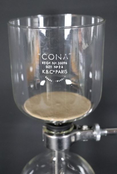 null CONA, n°2A.

Cafetière en verre et métal, dans sa boite d'origine.

H_13.5 cm...