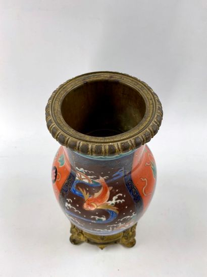 null JAPON, période Meiji (1868-1912).

Vase en porcelaine émaillée polychrome à...
