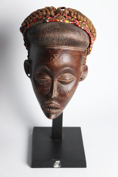 null CHOKWE, Angola.

Masque en bois sculpté et gravé, le front orné d'une croix...