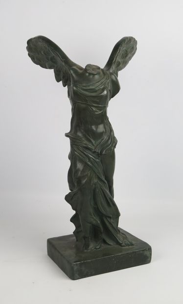 null D'après l'antique. La Victoire de Samothrace.

Statue en régule à patine verte,...