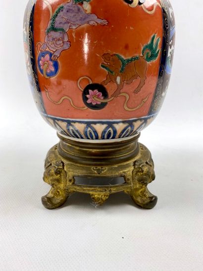 null JAPON, période Meiji (1868-1912).

Vase en porcelaine émaillée polychrome à...
