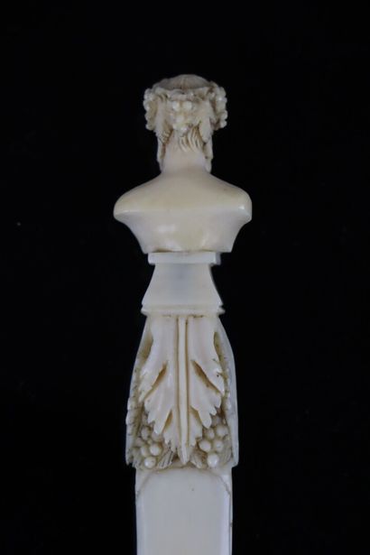 null Coupe-papier en ivoire finement sculpté d'un buste de Bacchus.

Travail dieppois...