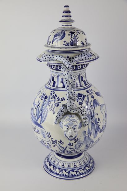 null MALICORNE.

Vase de monstre en faience à décor en camaïeu bleu .

H_46.5 cm