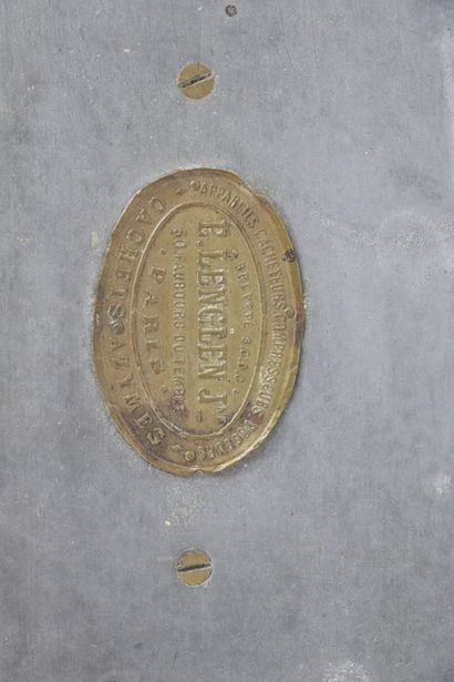 null MEDECINE - PHARMACIE.

Pilulier en métal et laiton, plaque de la maison Lenglen...