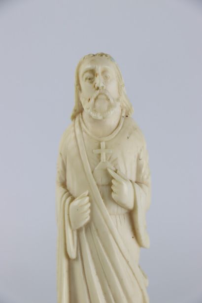 null CHINE.

Christ au Sacré Coeur.

Sculpture en ivoire.

Vers 1900.

H_12 cm, sur...