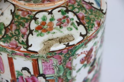 null CHINE, Canton.

Service à thé en porcelaine à décor polychrome de scènes de...