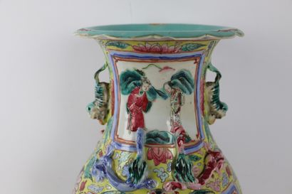 null CHINE, Canton.

Vase en porcelaine à décor polychrome de scènes de cour.

XIXème...