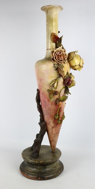 null Vase simulant une amphore en terre cuite polychrome, à décor de fleurs, dans...