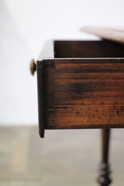 null Table en bois naturel mouluré et sculpté, ouvrant à un tiroir.

Piètement entretoisé.

Style...