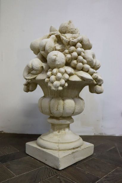 null Vase Medicis formant corbeille de fruits.

Sculpture en pierre reconstituée.

H_58...