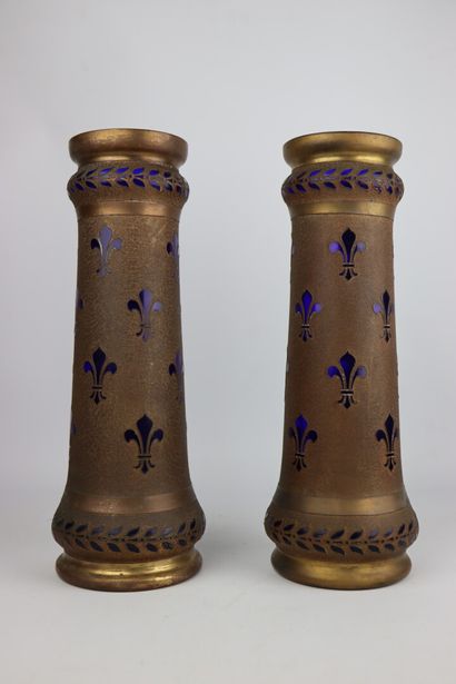 null VAL SAINT LAMBERT (1826-2013).

Paire de vases en verre bleu roi, gravé à l'acide...