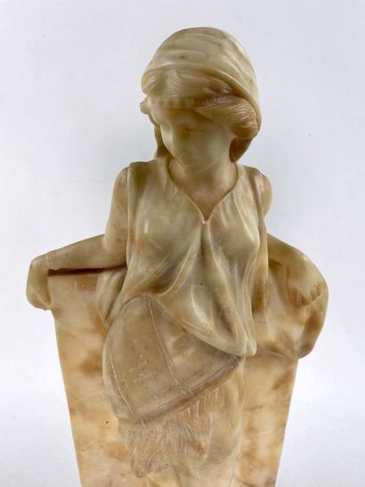 null Ecole italienne, vers 1900.

Jeune femme à l'antique, adossée à un muret.

Albâtre...