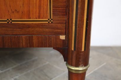 null Commode en marqueterie de bois clair et filets de bois teinté à motifs de damiers...