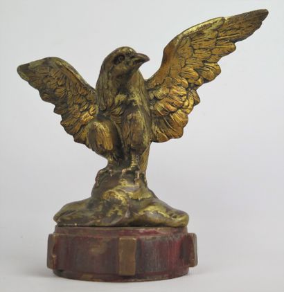 null Bouchon de radiateur en bronze doré, dit mascotte, figurant un aigle.

Début...
